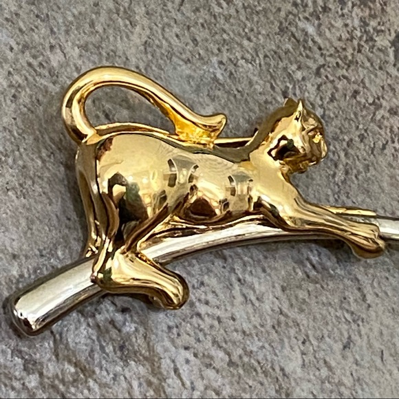 Vintage Unsigned Gold-tone Cat Catching Mouse Slider Brooch - Picture 10 of 15